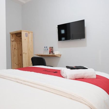 Reddoorz Syariah Near Siloam Hospital Kebon Jeruk Hotel Jacarta Exterior foto