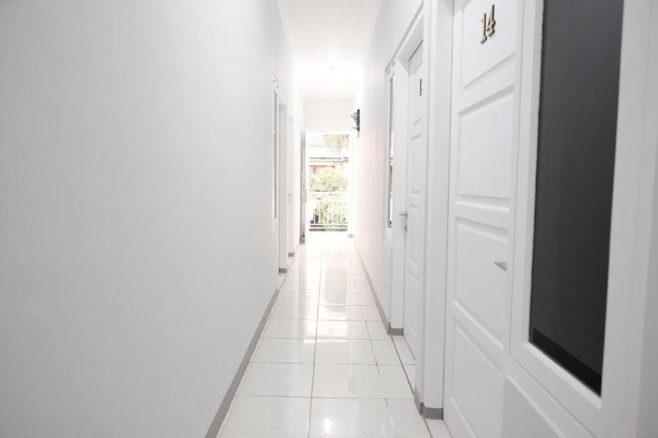 Reddoorz Syariah Near Siloam Hospital Kebon Jeruk Hotel Jacarta Exterior foto
