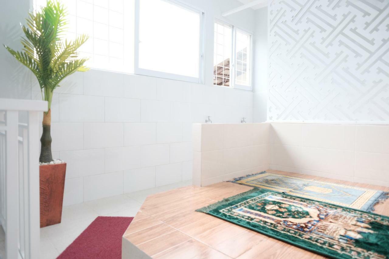 Reddoorz Syariah Near Siloam Hospital Kebon Jeruk Hotel Jacarta Exterior foto
