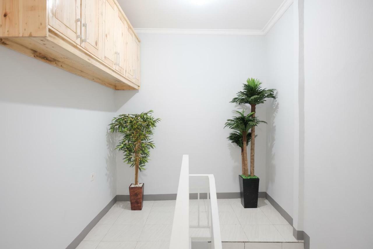 Reddoorz Syariah Near Siloam Hospital Kebon Jeruk Hotel Jacarta Exterior foto